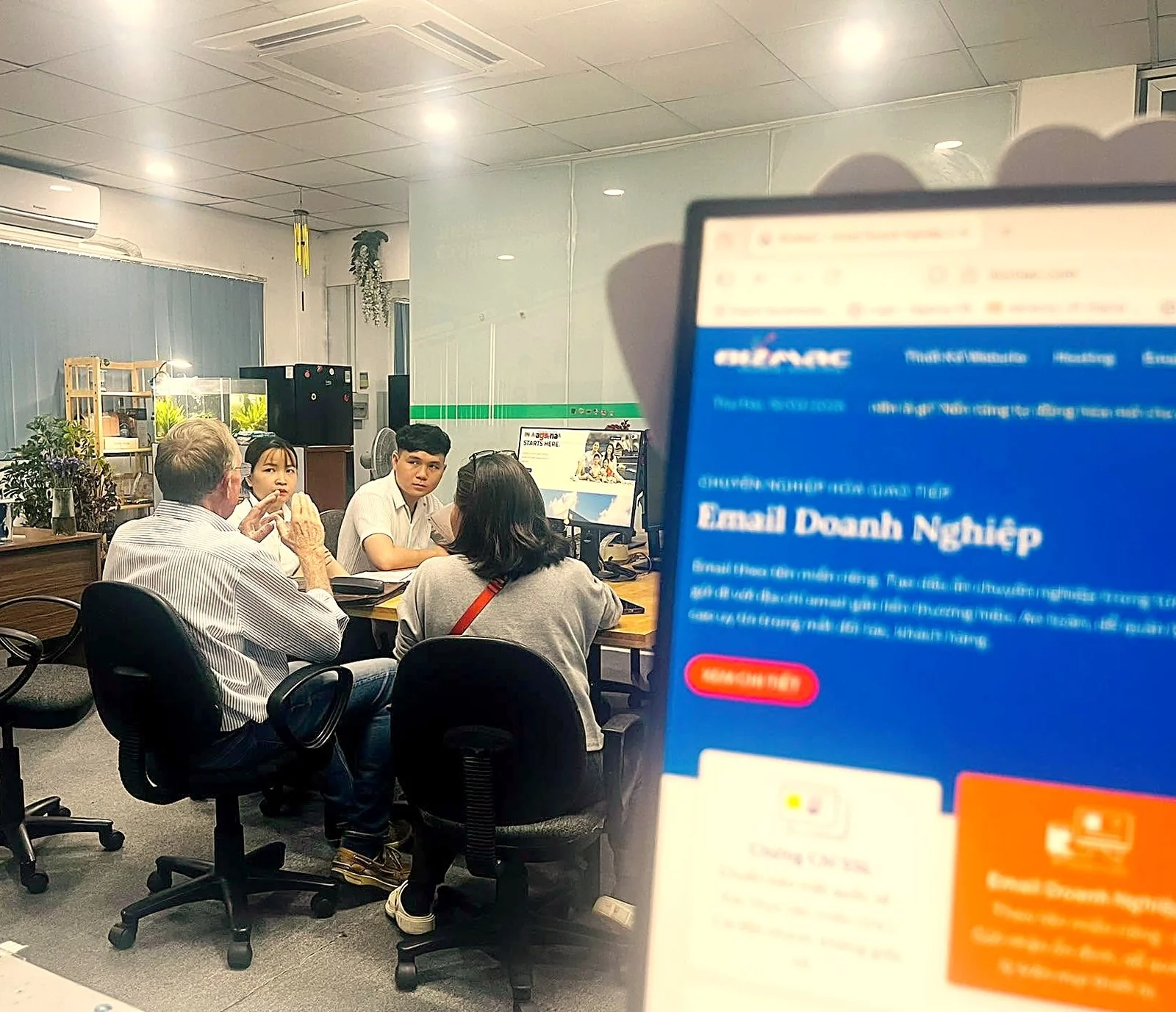Hai tiếng bàn giao website: khách tự bấm từng nút, sai thì làm lại